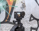 DJI Osmo Action 6 framför en graffitivägg