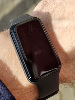 Läsbarhet av AMOLED-skärmen på Amazfit Band 7 i solen