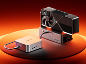 Maco-L 7735U har OCuLink- och USB4-portar. På bilden: en eGPU-konfiguration med minidatorn.