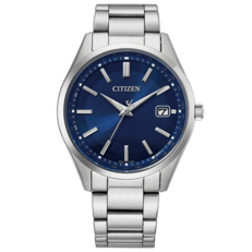 Citizen CB0300-53L, en radiostyrd Eco-Drive-klocka med blå urtavla med solstrålemönster, armband i rostfritt stål, stavformade timmarkörer och datumvisning.