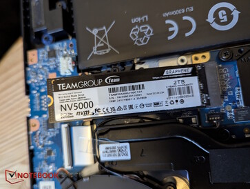 Vi satte först in den i 2:a facket och bytte sedan till huvudfacket på XMG Pro 16