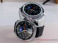 Galaxy Watch 8 Classic har en Quick-knapp på sidan. På bilden: de två färgvarianterna av smartklockan. (Bildkälla: Notebookcheck)