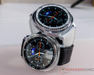 Galaxy Watch 8 Classic har en Quick-knapp på sidan. På bilden: de två färgvarianterna av smartklockan. (Bildkälla: Notebookcheck)