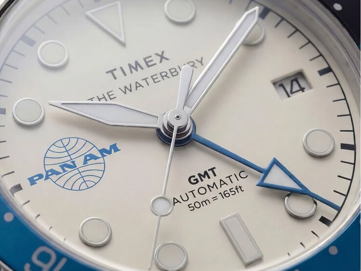 Närbild på Timex Pan Am Waterbury Automatic GMT-klockan som visar dess silvervita urtavla, självlysande timmarkeringar, datumfönster och Pan Am-logotypen.