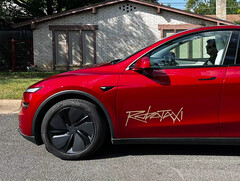 Logotypen för Teslas Robotaxi-plattform på en Model Y. (Bildkälla: TslaChan/X)