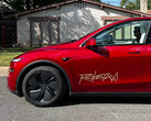 Logotypen för Teslas Robotaxi-plattform på en Model Y. (Bildkälla: TslaChan/X)