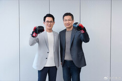 Wang Teng (till vänster) på väg in i Redmi (Bildkälla: ixbt.com)