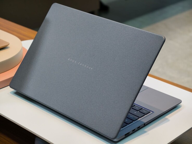 Ceraluminiumkåporna på de bärbara 2026 Zenbook 14-datorerna har en unik textur som är kladd- och reptålig.