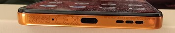 Botten: mikrofon, USB-C-port, högtalare