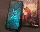 Fire 7 Pro bredvid en bok. (Bildkälla: Sergey Tarasov - Notebookcheck)