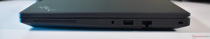 höger: 3,5 mm ljud, USB-A 3.2 Gen 1, RJ45-Ethernet, Kensington Lock