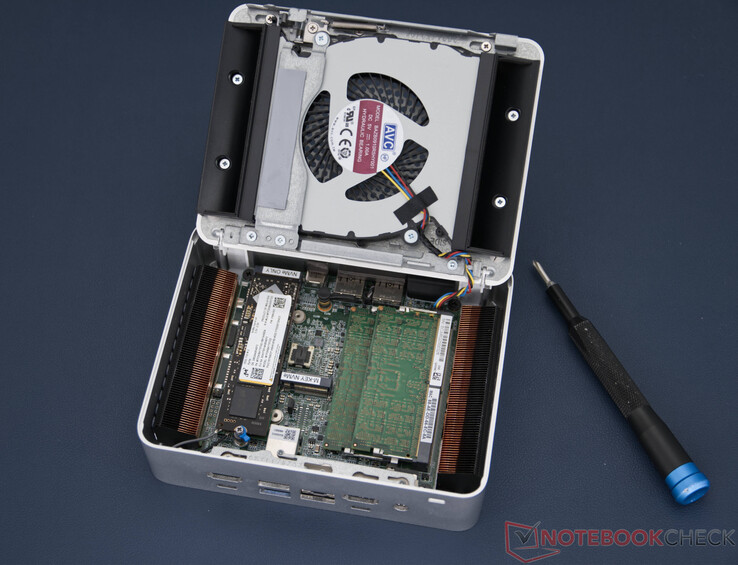 Asus NUC 15 Pro+ med öppen undersida