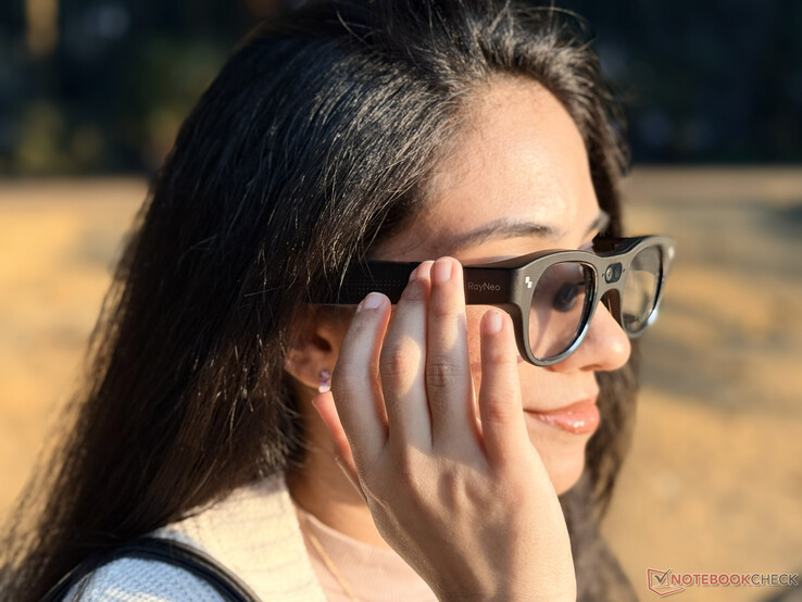 Glasögonens skalmar kan registrera svep- och tryckgester