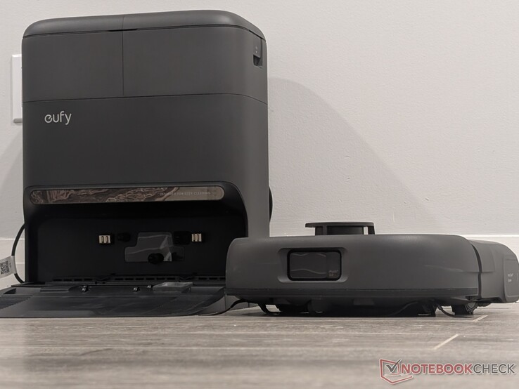 eufy Omni C28 robotdammsugare och basstation.