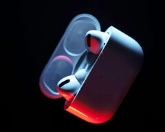 AirPods Pro 3 förväntas ha ett mindre laddningsfodral utan en parningsknapp. (Bildkälla: Patrick Zahn)