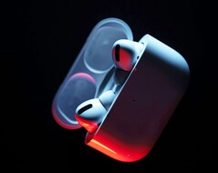 AirPods Pro 3 förväntas ha ett mindre laddningsfodral utan en parningsknapp. (Bildkälla: Patrick Zahn)