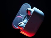 AirPods Pro 3 förväntas ha ett mindre laddningsfodral utan en parningsknapp. (Bildkälla: Patrick Zahn)