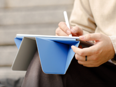 Mofts Dynamic Folio (bilden) kan vikas för att stötta upp en iPad i över 20 olika vinklar. (Bild via Moft)