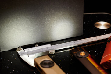 Strålkastaren på Arkpro Ultra jämfört med den allmänna ljuskäglan på Arkfeld Pro. (Bildkälla: Andreas Sebayang/Notebookcheck.com)