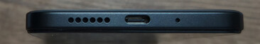 Nedtill: Högtalare, USB-C-port, mikrofon