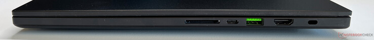Höger sida: SD-kortläsare, USB-C 4.0 (40 Gbit/s, DisplayPort 1.4, Power Delivery 3.0), USB-A 3.2 Gen.2, HDMI 2.1, Kensington Security Lock