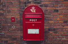 Priset för digital förändring: Anställda på PostNord förlorar sina jobb. På bilden: Röd brevlåda i Danmark (Bildkälla: Wikimedia Commons)