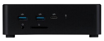Vy framifrån av iiyama mini PC som visar USB-A-, USB-C- och ljudportar samt SD-kortläsare