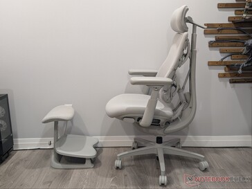 Omni stol och StepSync fotstöd.