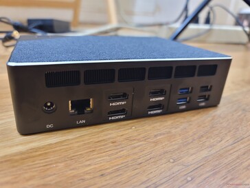 Vänster: AC-adapter, Gigabit RJ-45, 4x HDMI 2.1, 2x USB-A 3.0, 2x USB-A 2.0