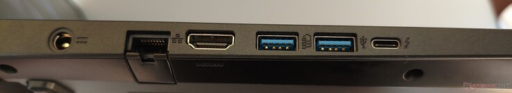 vänster sida: DC-ingång, RJ45 LAN, HDMI 2.1, 2x USB-A 3.0, Thunderbolt 4
