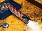 Ficklampan Olight ArkPro Stars &amp; Stripes Edition har ett bredstrålande ljus på 1 500 lumen.