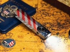 Ficklampan Olight ArkPro Stars & Stripes Edition har ett bredstrålande ljus på 1 500 lumen.