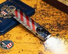 Ficklampan Olight ArkPro Stars &amp; Stripes Edition har ett bredstrålande ljus på 1 500 lumen.