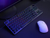 Turtle Beach Vulcan II TKL gaming-tangentbord bredvid musen på en stationär dator