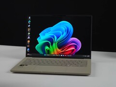 Asus Zenbook A14 bärbar dator med Snapdragon X2 Elite-chip som visar Windows-skrivbordet på skärmen