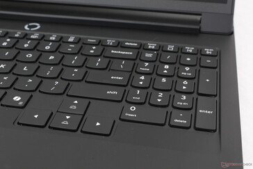 Numpad-tangenterna är smalare än de vanliga QWERTY-tangenterna medan piltangenterna är större