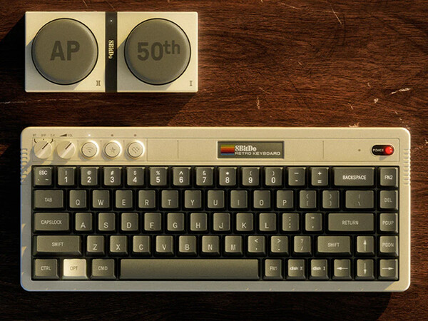 8BitDo Retro 68 Keyboard AP50th Limited Edition levereras med två trådlösa superknappar.