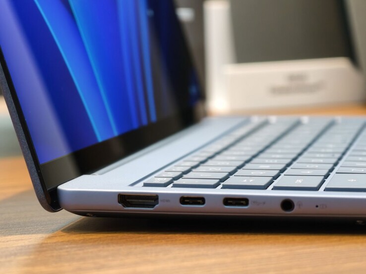 En HDMI-port, två USB-C-portar och ett hörlursuttag finns på vänster sida av Zenbook 14, medan en USB-A-port finns på höger sida.