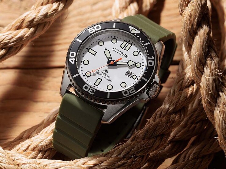 Citizen Promaster Marine BN0265-00A dykarklocka med vit urtavla, svart bezel, boett i rostfritt stål och olivgrönt armband i form av ett spirallinje.