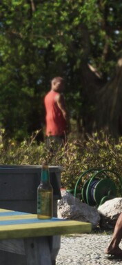 En man verkar uträtta sina behov mot ett träd (inzoomad skärmdump från GTA 6).