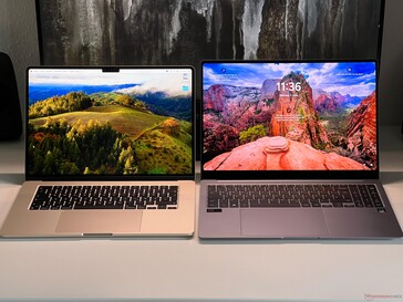 MacBook Air 15 (vänster) vs. Galaxy Book4 Pro (höger)