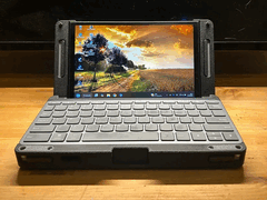 Lenovo Legion Go med ett 3D-utskrivet clamshell-hölje. 