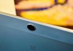Varför har till exempel OnePlus Pad Lite en ganska bred plastremsa på sitt metallhölje? (Bildkälla: Notebookcheck)