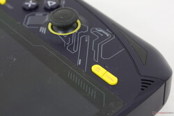 Turbo-knappen startar OneXConsole medan knappen direkt bredvid startar skärmtangentbordet