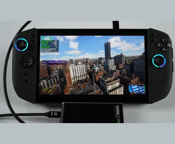 Lenovo Legion Go 2 handhållen speldator som kör Spider-Man 2, ansluten via USB4 till en Adlink Pocket AI extern GPU för batteridrivna tester med dubbla GPU:er. (Bildkälla: ETA PRIME via YouTube)