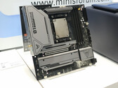 DeskMini F1FGM har AMD:s X870-styrkrets på ett Micro-ATX-moderkort. (Bildkälla: via PC Watch)