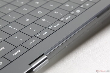 Minimalistisk design med infällda ventilationsgaller längs hela baksidan