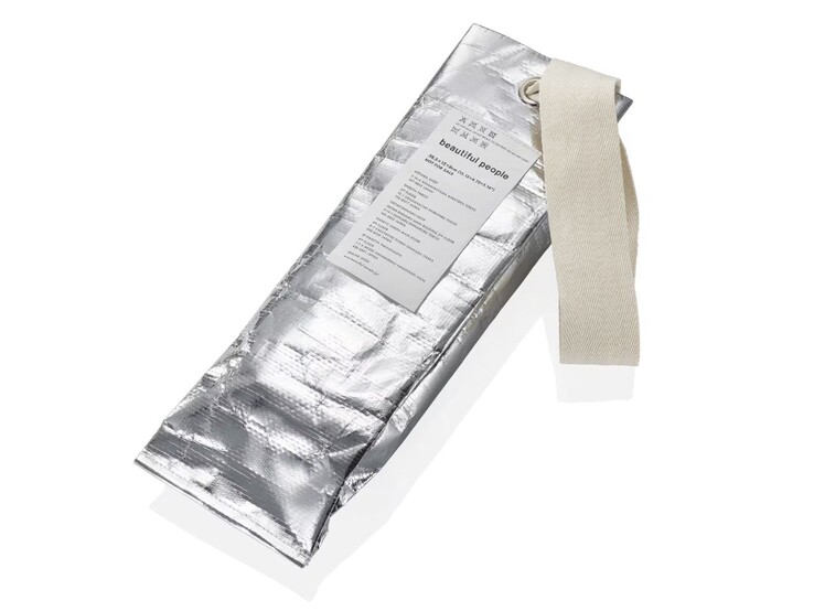 Casio G-Shock GMS2110BP-5A-klockan levereras med en gratis beautiful people bag (bilden). (Bildkälla: Casio)