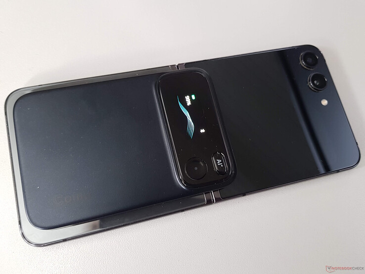 Comu Action Pro kan fästas på baksidan av en smartphone med hjälp av magneter, men den är betydligt tjockare än till exempel Plaud Note Pro.