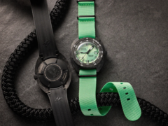 Den nya Doxa Sub 300 Carbon Seafoam Limited edition (bilden) levereras med två bandalternativ från förpackningen. (Bildkälla: Watches of Switzerland)